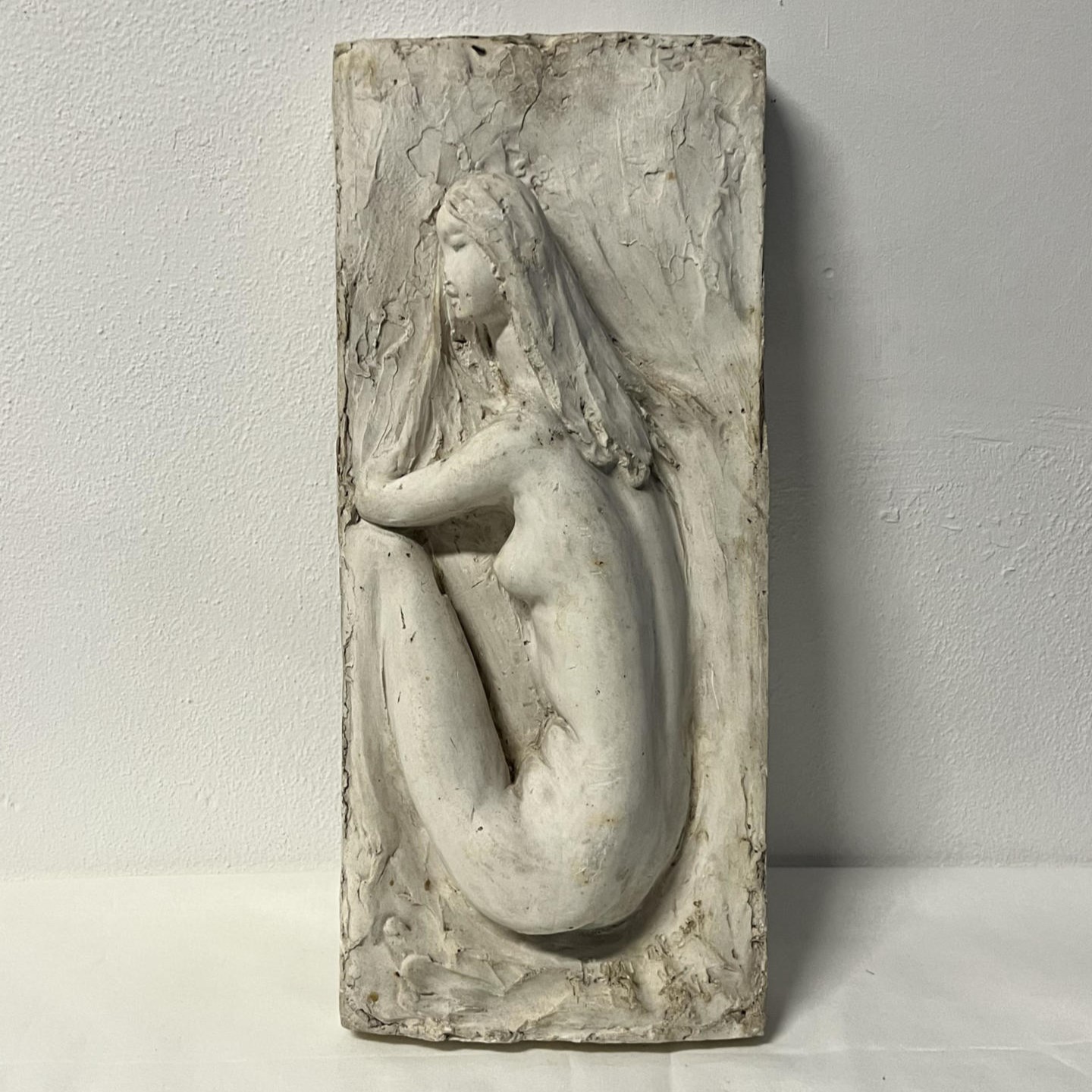 Donna per terra di spalle - coppia di formelle in gesso - Franco Molteni - immagine 2