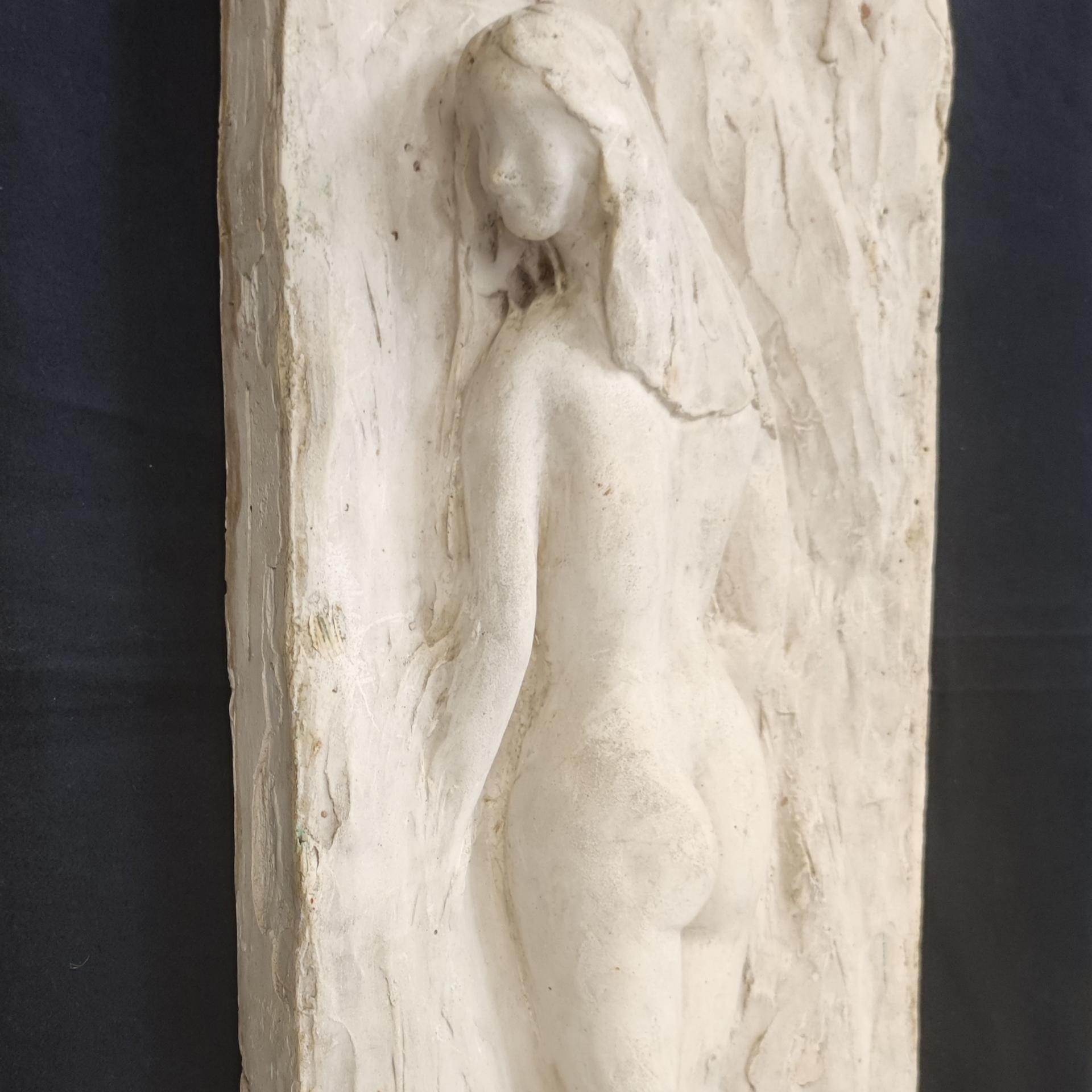 Donna nella natura - formella in gesso - Franco Molteni - immagine 2